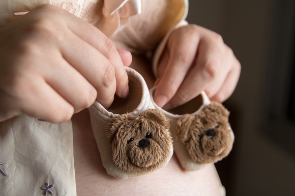 femme enceinte chaussures bébé