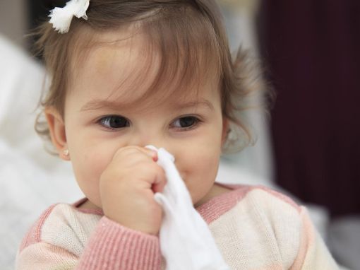 Bébé enrhumé avec son mouchoir