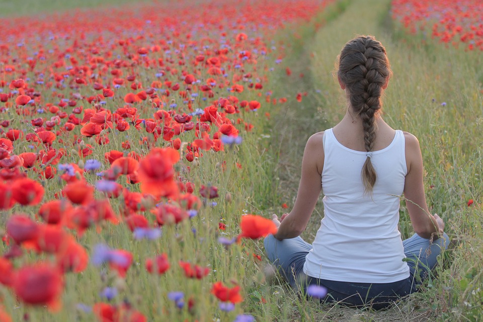 une femme enceinte qui fait du yoga